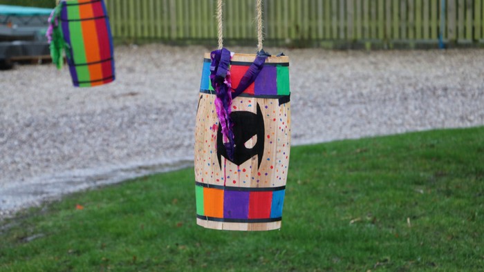 En farverig drejeskive hænger i en træ.