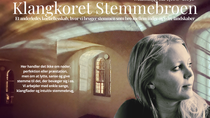 Plakat til en begivenhed med en kvinde i en kirkeindstilling og tekst på dansk