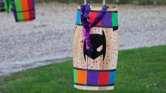 En farverig drejeskive hænger i en træ.