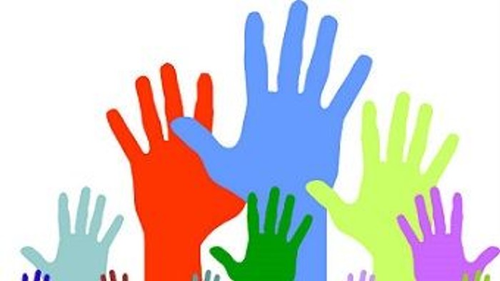Billedet viser en samling farvede hænder, symboliserende enhed og samarbejde.
