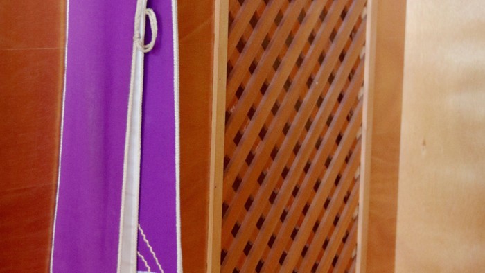 Lila Decke an Holzwand gehängt, daneben Lüftungsgitter