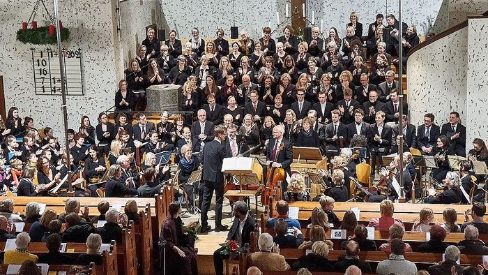 Kirchenchor, der vor der Gemeinde auftritt