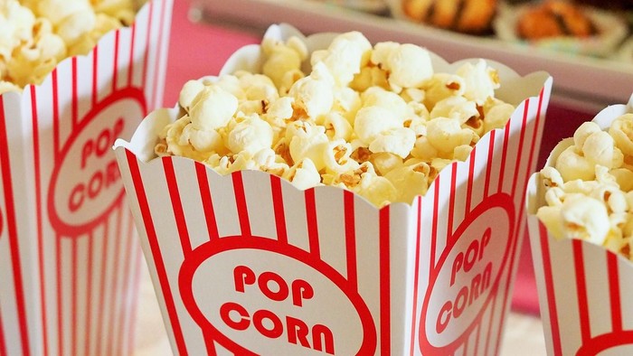Drei Popcorn-Boxen mit frischem Popcorn