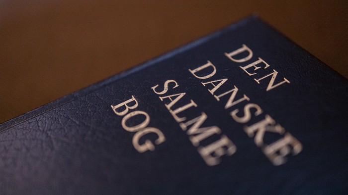 Blå bog med guldtrykket 