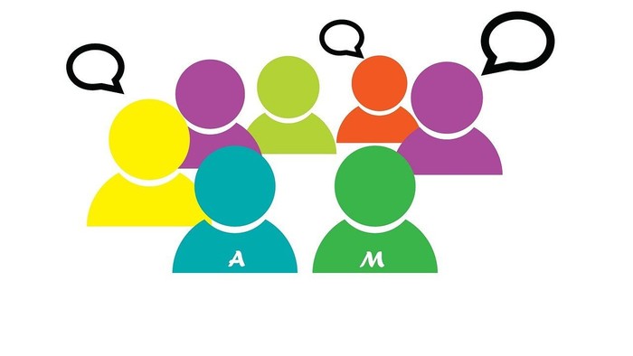 Gruppe verschiedener Personen, die mit Sprechblasen kommunizieren