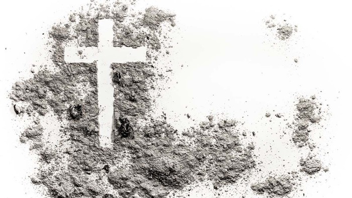 Ein Kreuz aus Asche auf weißem Hintergrund