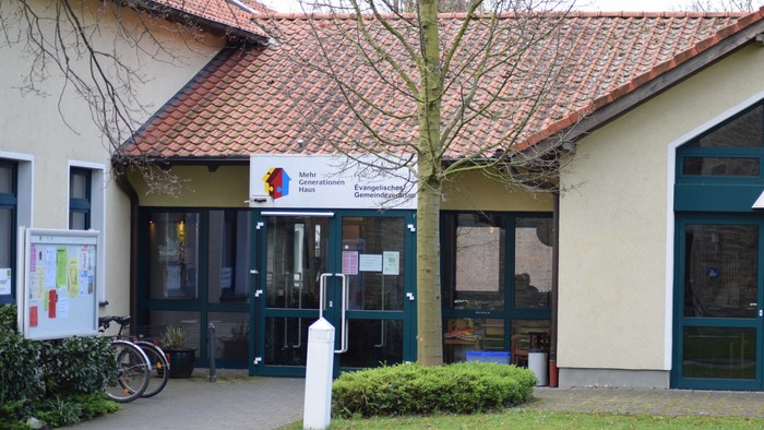 Es ist der Haupteingang des Mehrgenerationenhauses zu sehen mit der Automatiktür.