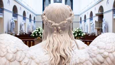 En engelsk statue med vinger i en kirke.