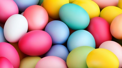 Lyse, farverige plastikæg samlet i en livlig, varieret samling.