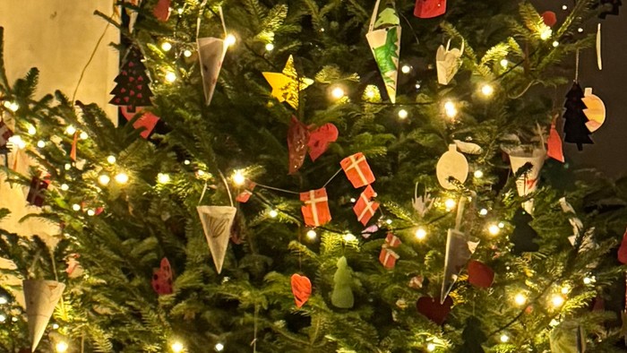 En juletree med lys og pynt i en kirke.