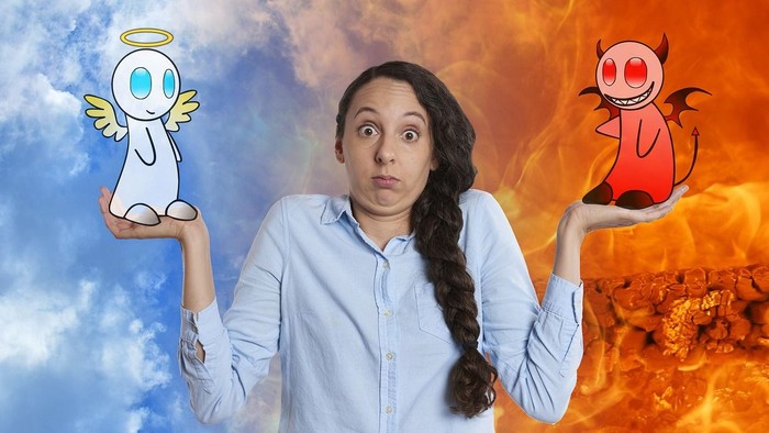 Eine Frau trägt einen Cartoon-Engel und -Teufel auf ihren Schultern, die ein moralisches Dilemma symbolisieren.