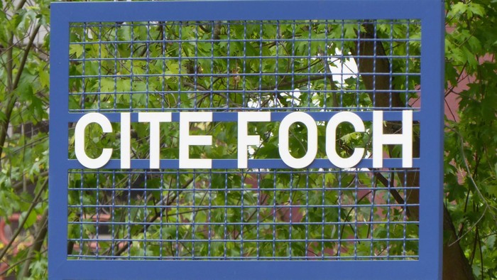 Schild mit Text 'CITE FOCH'