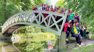 Gruppenfoto des Chores auf einer Brücke