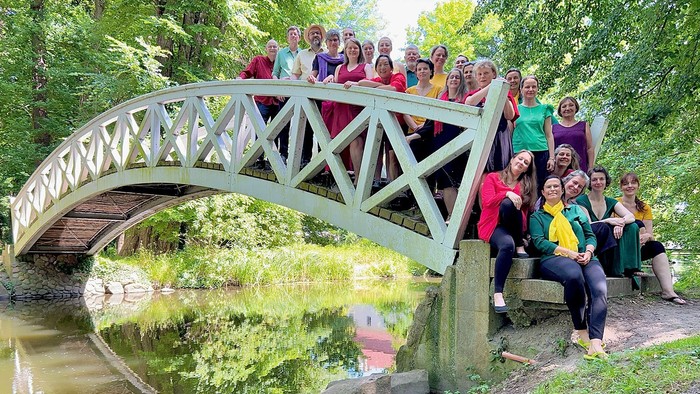 Gruppenfoto des Chores auf einer Brücke