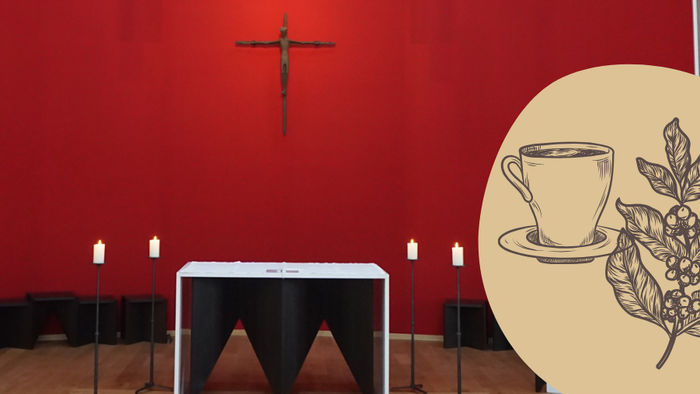 Kirchliche Szene mit Kreuz und Kerzen, daneben Kaffeetasse und Kaffeebohnen