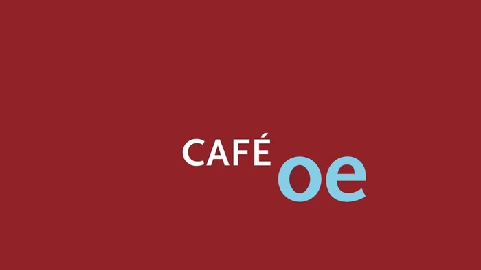 Das Bild zeigt das Logo von Café oe vor einem roten Hintergrund.