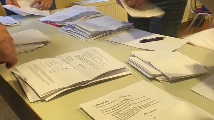 Nach einer Wahl werden die Stimmzettel ausgezählt.