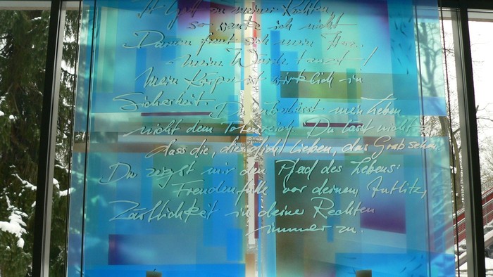 Glasfenster im Dorothee-Sölle-Haus mit Bibelspruch