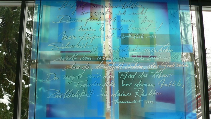 Glasfenster im Dorothee-Sölle-Haus mit Bibelspruch