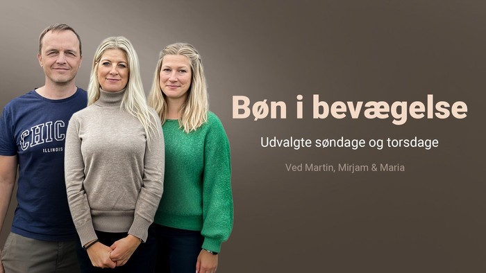 Tre personer står sammen med teksten 