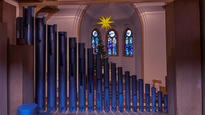 Orgelpfeifen mit Weihnachtsstern in der Königin-Luise-Kirche
