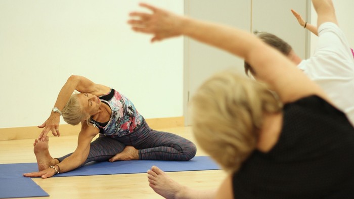 Drei Frauen üben Yoga in einem Studio