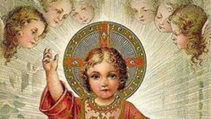Et billede af en hellig barnetid med halo og engle.