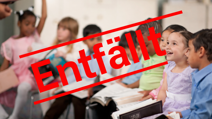 Viele Kinder sitzen im Halbkreis lachend mit Büchern in der Hand zusammen. Quer über dem Bild steht in roter Schrift: Entfällt