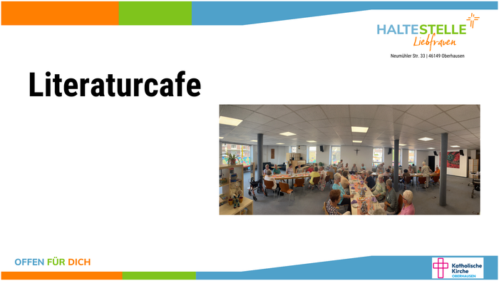 Ein gemütliches Literaturcafé-Event mit Menschen, die sich in einem geräumigen Raum versammeln, um sich an Diskussionen und Aktivitäten zu beteiligen.