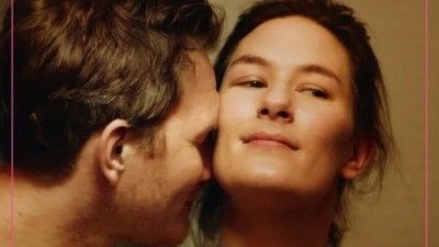 Et romantisk filmplakat med et par i et intimt øjeblik.