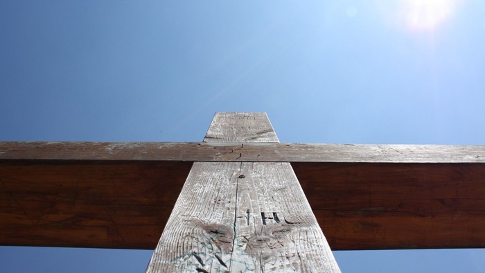 Holzbalken vor blauem Himmel