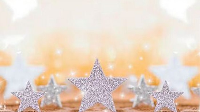 Stimmungsvolles Motiv mit silbernen Sternen