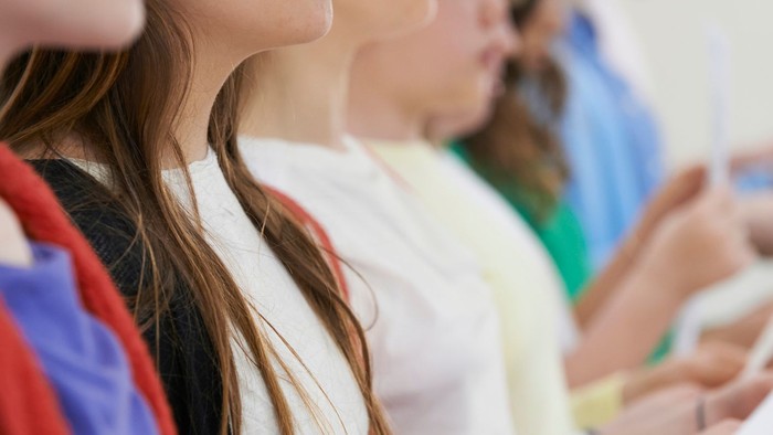 En gruppe kvinder synger i kor.