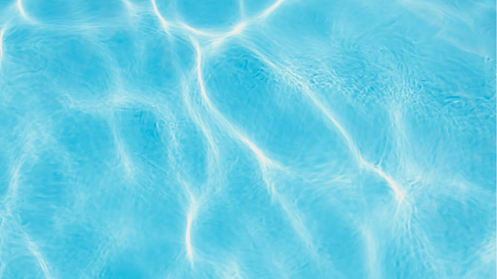 Komplexe blaue Wasserwellen und wirbelnde Muster erzeugen eine faszinierende, abstrakte Oberflächentextur.