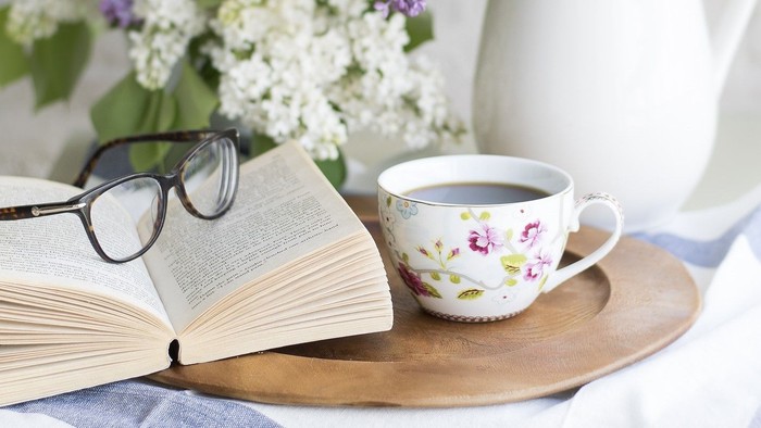 Buch, Brille, Tasse