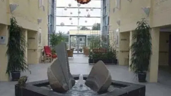 Indgangshall med fontæne og grønne planter