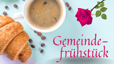 Ein Croissant, eine Tasse Kaffee und eine Rose auf einem blauen Hintergrund mit der Aufschrift "Gemeindefrühstück"