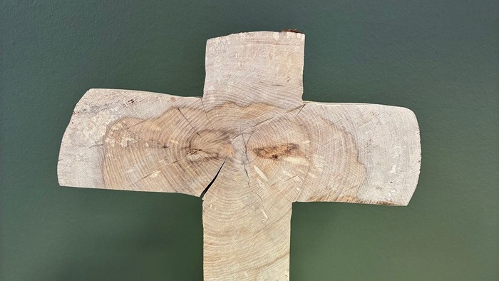 Billede af trækors fra Asbjørn friplejehjem