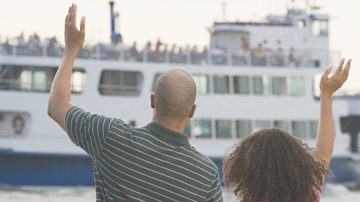 Plakat zur Ankündigung eines Gottesdienstes am 17. Mai 2026 um 9:30 Uhr mit einer Familie, die die Hände hebt, neben einem Boot.