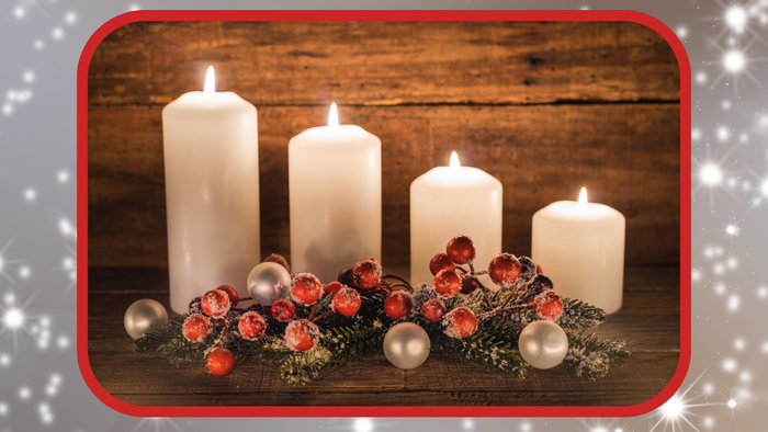 Weihnachtseinladung mit Kerzen und Christbaumschmuck