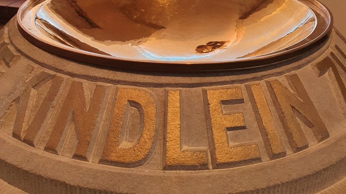 Ein Taufbecken mit der Inschrift 