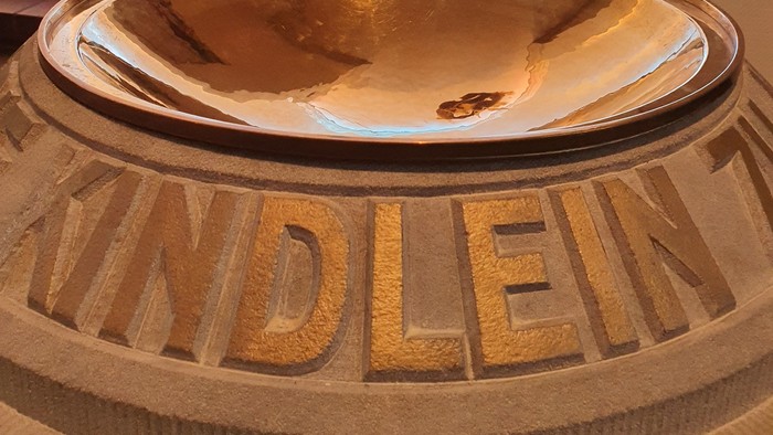 Ein Taufbecken mit der Inschrift 