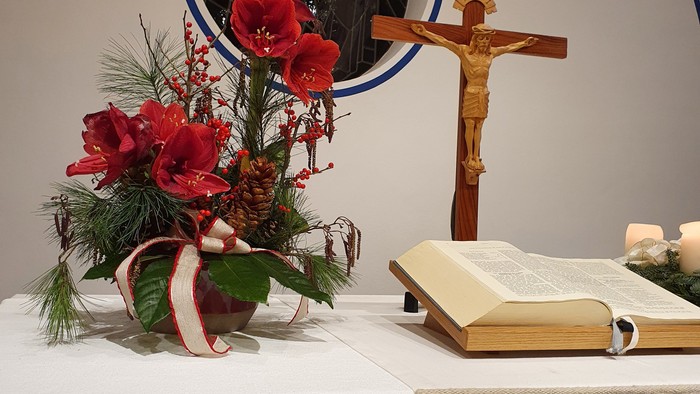 Weihnachtliche Dekoration auf einem Altar in einer Kirche