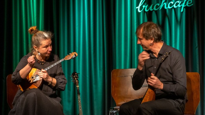 Zwei Musiker, die auf der Bühne Gitarre spielen.