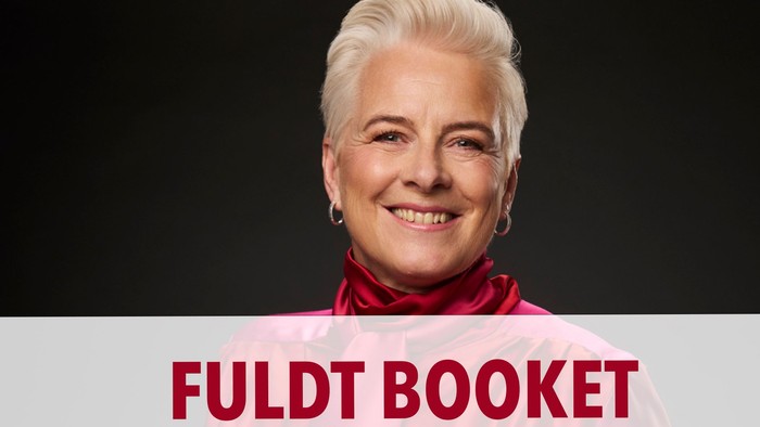 Kvinde med smilende ansigt og blondt hår iført et lyserødt tørklæde, identificeret som Fuldt Booket.