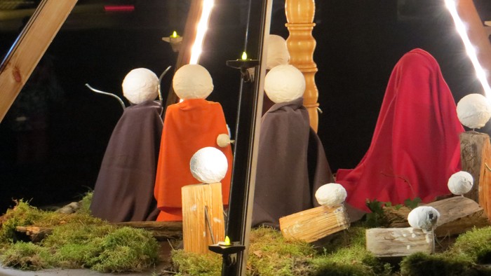 Drei weihnachtliche Krippenfiguren in farbenfrohen Gewändern