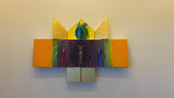 Farverigt abstrakt vægkunst med geometriske former og menneskefigurer