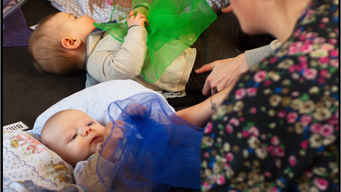 Baby leger med chiffontørklæde