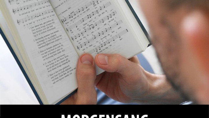 En person læser en bog med morgensang.