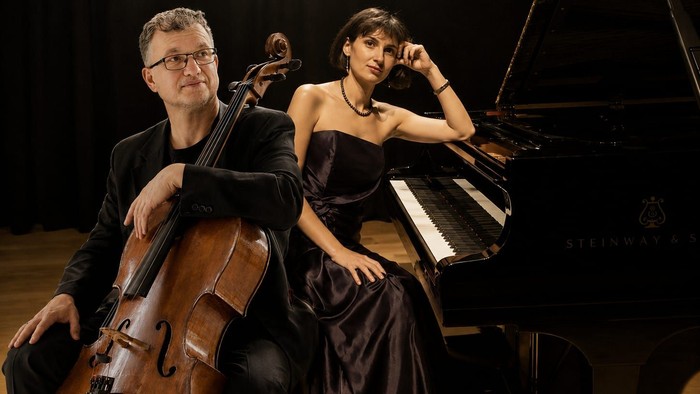 Des musiciens jouant du violoncelle et du piano dans un cadre de concert formel.